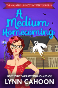 Lynn Cahoon — A Medium Homecoming (Haunted Life Mystery 2)