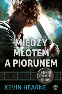 Kevin Hearne — 03. Między młotem a piorunem